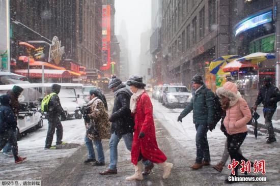 美国东部暴雪致大规模断电 交通混乱航班延误